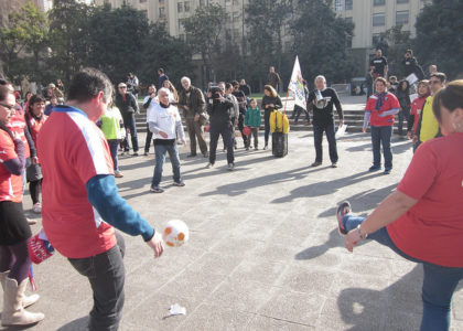 Bloque por la infancia: Jugando fútbol frente a La Moneda dijeron “No más goles contra la  Niñez”