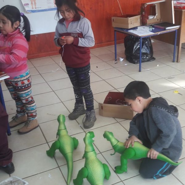 Entrega regalos a niños de jardín infantil en Tirúa
