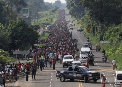 Masiva llegada de migrantes a frontera mexicana en medio de llamados a “solución humanitaria”