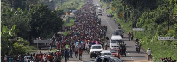 Masiva llegada de migrantes a frontera mexicana en medio de llamados a “solución humanitaria”