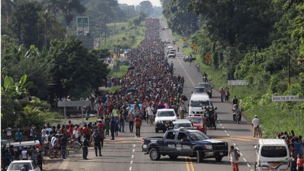Masiva llegada de migrantes a frontera mexicana en medio de llamados a “solución humanitaria”