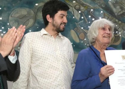 Joan Jara recibe premio a la trayectoria en la promoción de los Derechos Humanos de nuestra Universidad (USACH)
