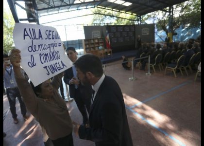 Piñera promulga ley de Aula Segura en medio de protesta docente