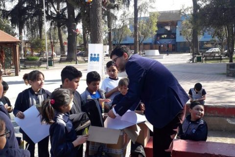 Entrega regalos a niños de jardín infantil en Tirúa