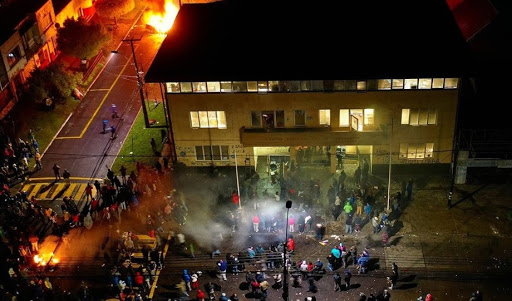 Violenta noche en La Araucanía: desalojos, destrozos y enfrentamientos en distintos municipios