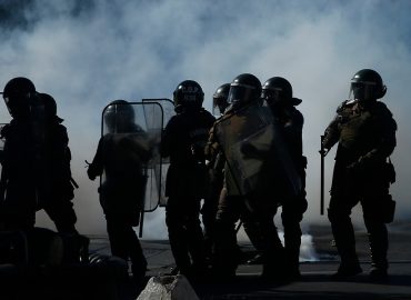Condenan a seis años de cárcel a dos carabineros por golpiza a niño de 13