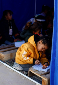 Niña palestina en un campamento en Gaza